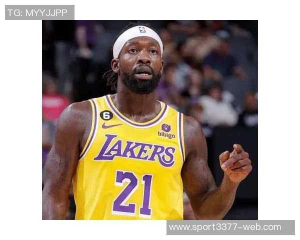 菲尔普斯现场观战湖人对阵太阳身穿布克签名鞋引关注 菲尔普斯现场观战湖人对阵太阳身穿布克签名鞋引关注